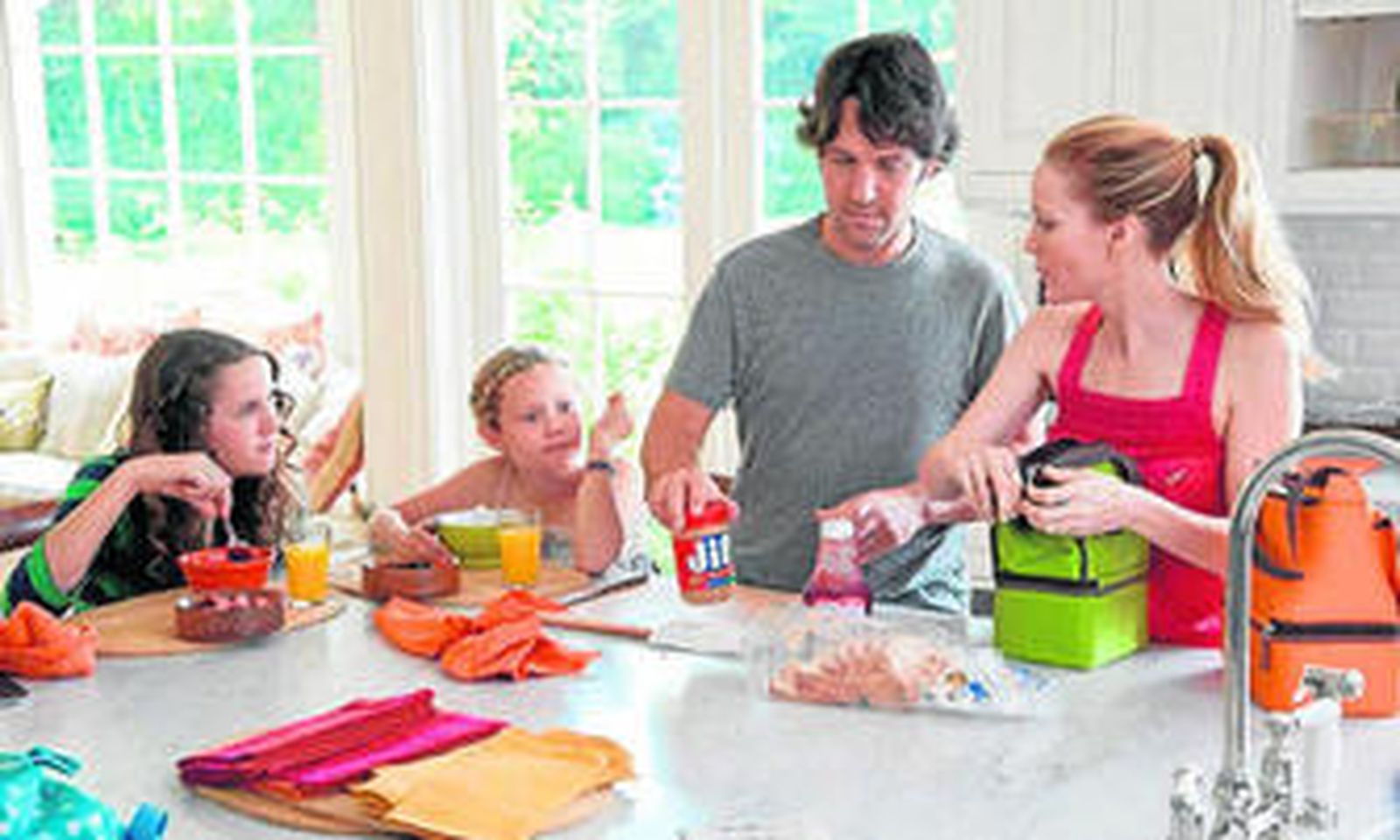 Paul Rudd se acompaña de la mujer y las hijas de Apatow en la vida real.