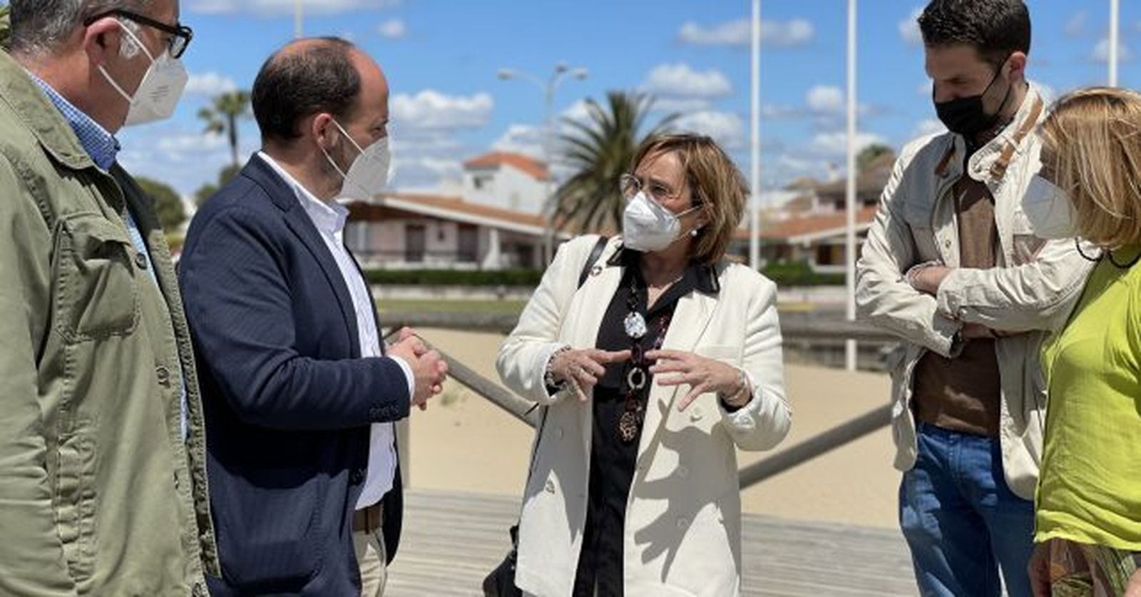 Un momento de la reunión mantenida por María Luisa Faneca en Ayamonte.