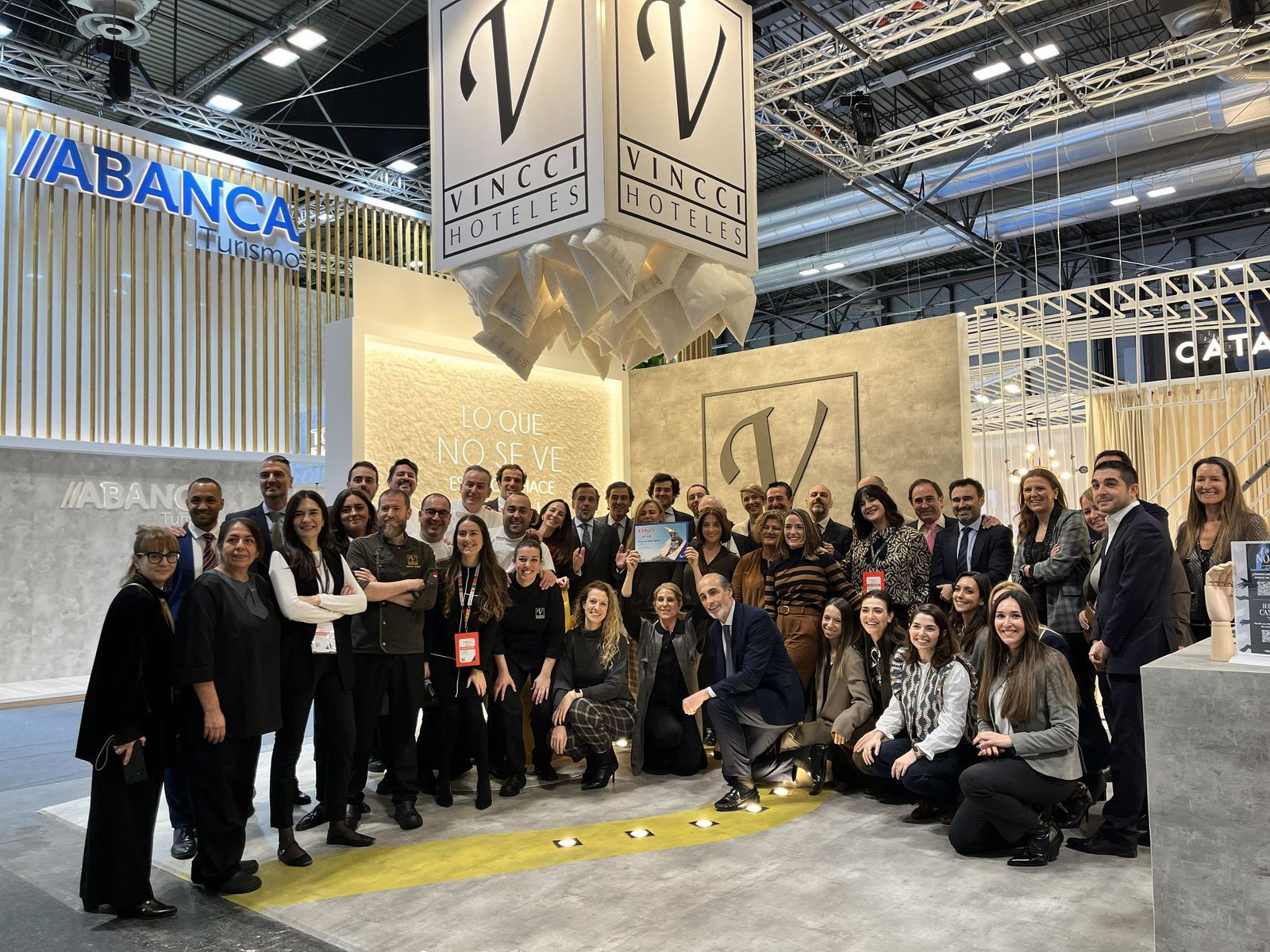 El equipo de Vincci Hoteles en Fitur con el premio.