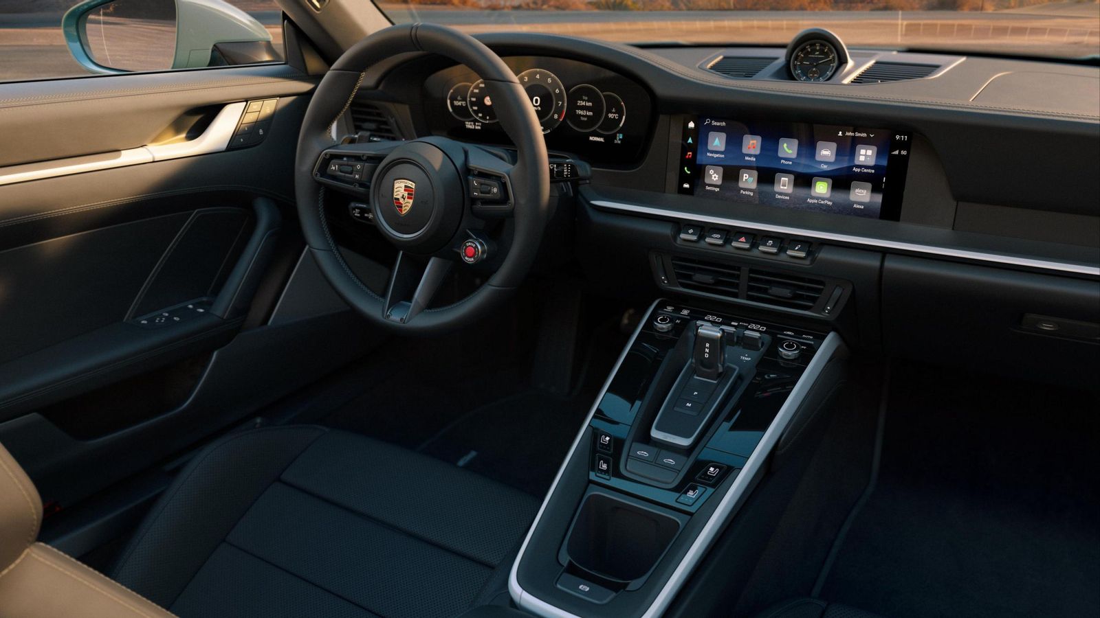 El paquete de cuero es de serie en los Carrera 4S, como también los asientos traseros en el Cabriolet y Targa. El Coupé es biplaza en su configuración estándar.