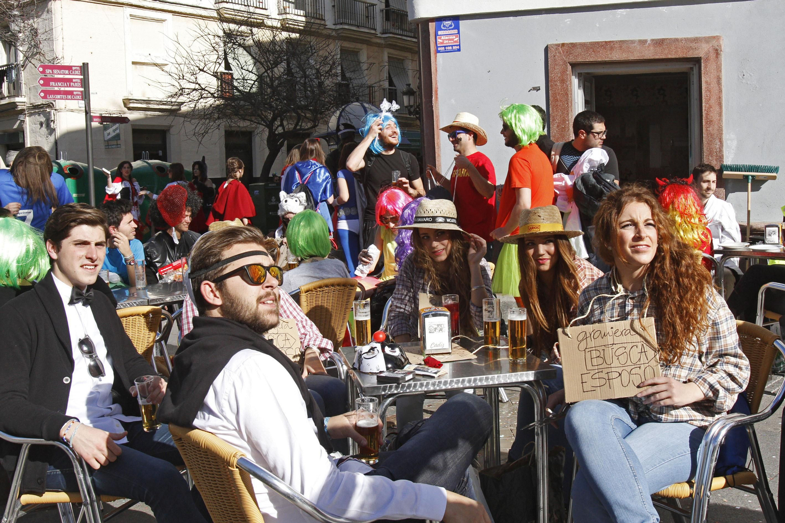 La terraza de un bar de Cádiz, repleta en Carnavales, en una imagen de archivo.