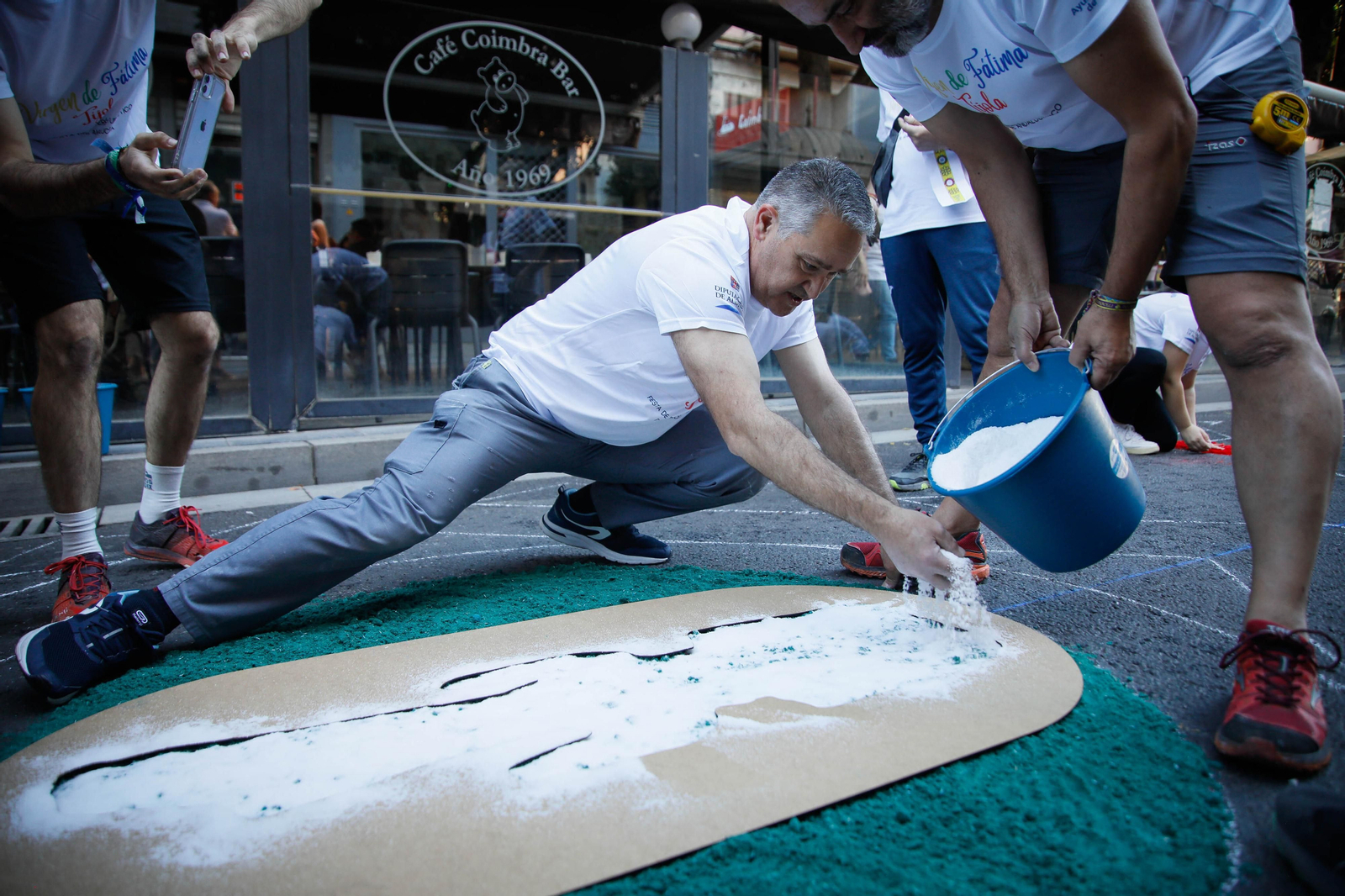 Así es la alfombra de serrín de 60 metros en el Paseo de Almería, en imágenes.