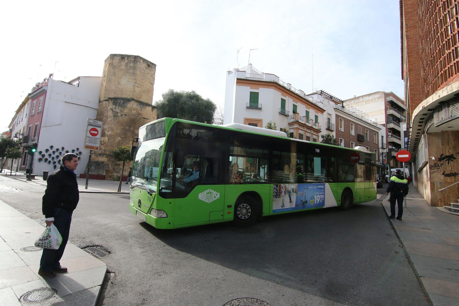 Un autobús realiza un giro para entrar a la calle Alfaros.