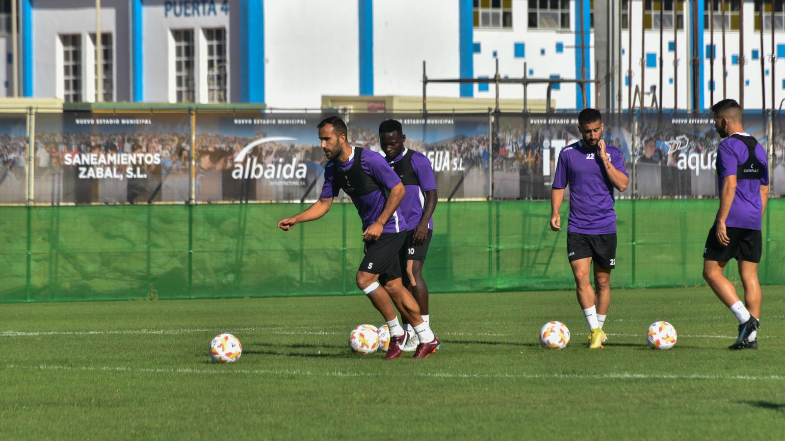 Entrenamiento de la Balona en el estadio Municipal de La Línea