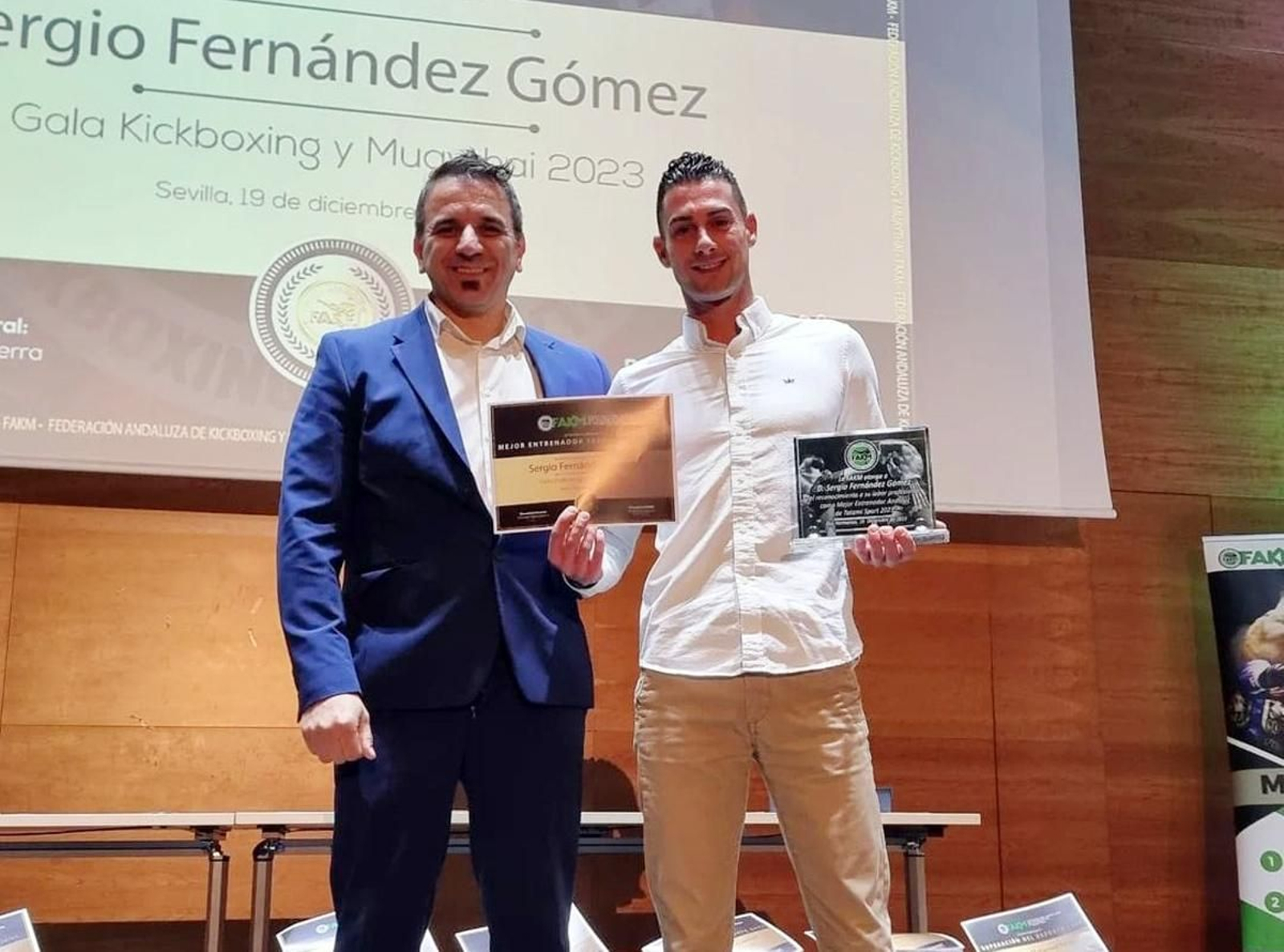 Momento en el que Sergio Fernández recoge el reconocimiento