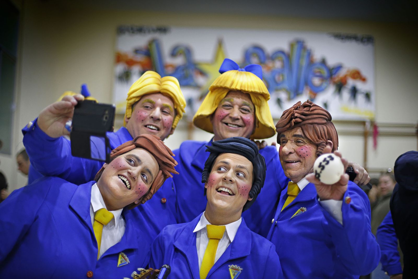 Componentes de 'Los que se mueren por salir con el gordo' se hacen una foto 'selfie' una vez convertidos en niños de San Ildefonso.