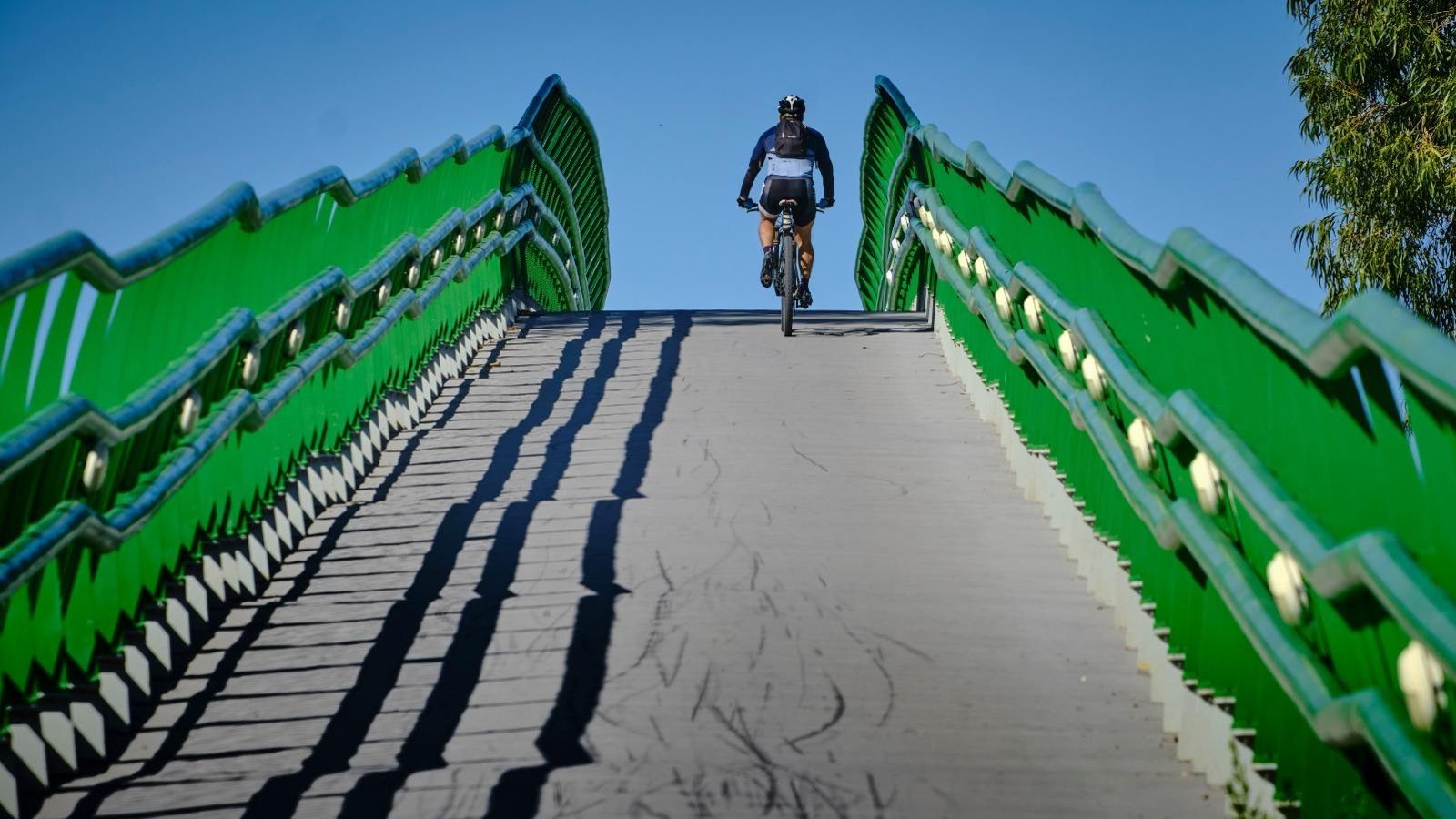 Un ciclista atraviesa un puente ciclable de Puerto Real