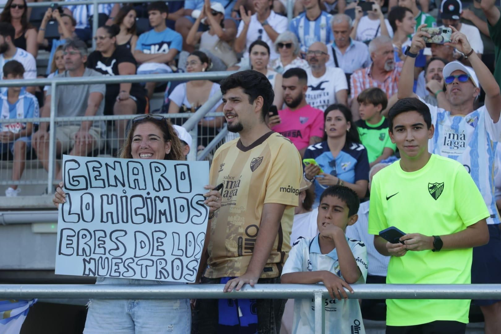 Las mejores fotos del ambiente en el Municipal de La Línea para el Málaga - Córdoba CF