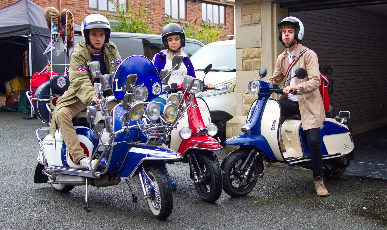 Los tres jóvenes protagonistas motorizados de 'Destino a Brighton'.