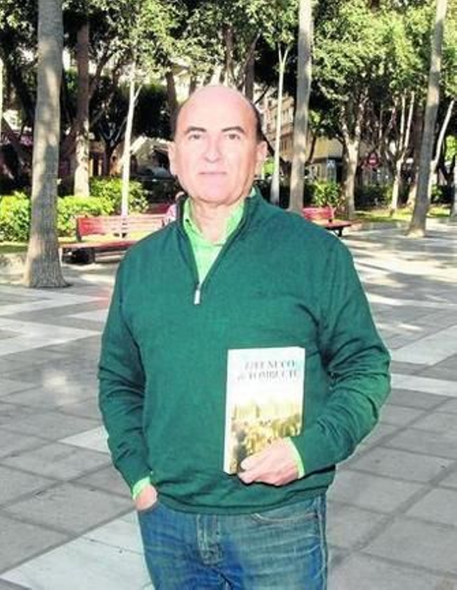 Antonio Llaguno con su obra 'El eunuco de Tombuctú' ayer en la Rambla de Almería.
