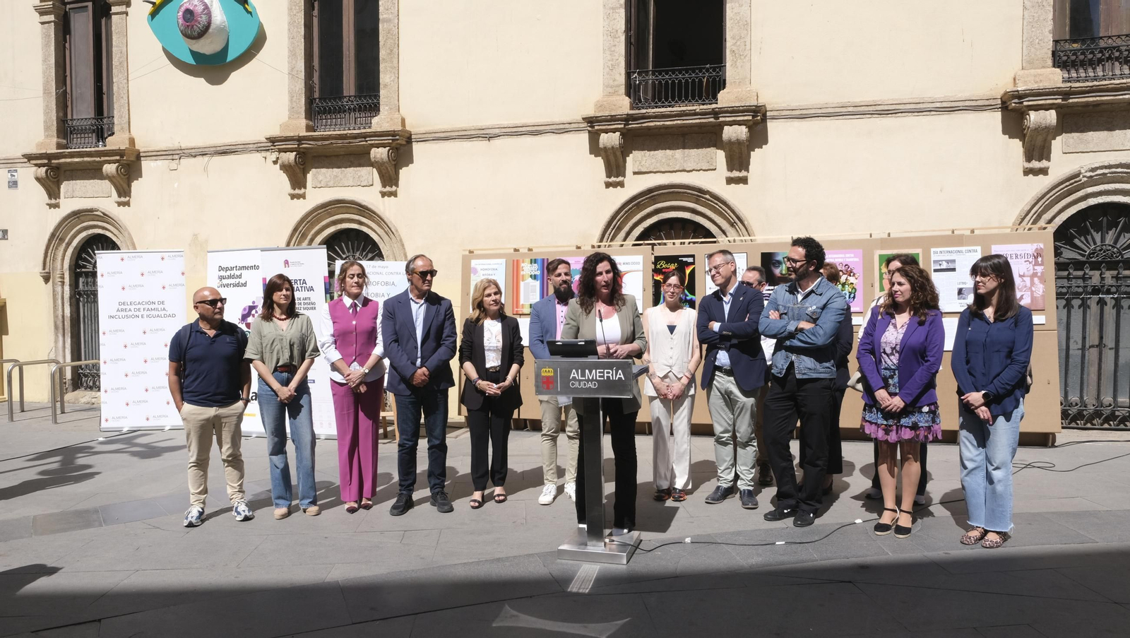 Lectura del manifiesto del Día Internacional contra la Homofobia en Almería, en imágenes