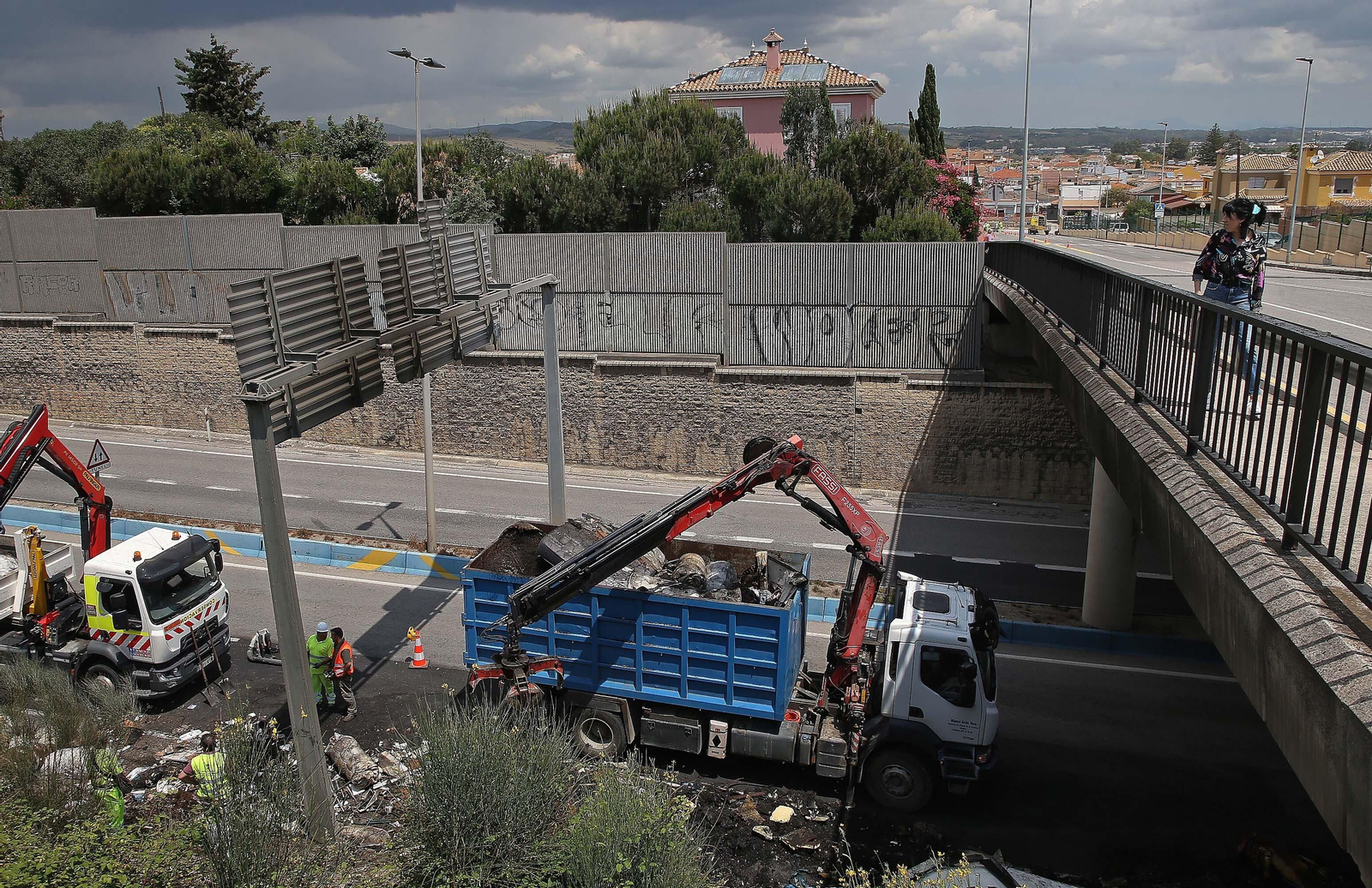 Fotos de la retirada de la carga del camión incendiado en el acceso norte de Algeciras