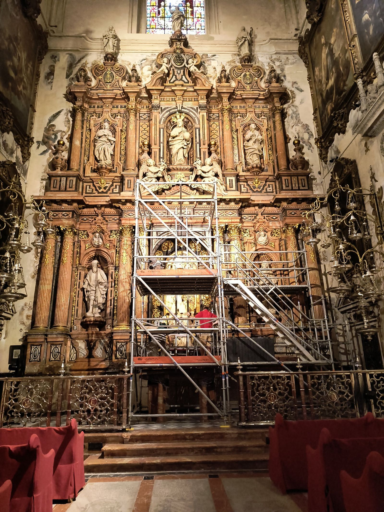 El andamio instalado en la capilla.