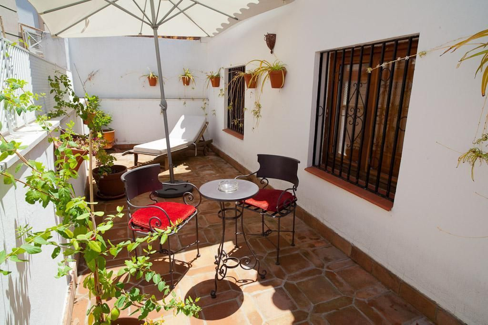 El singular hotel al que se accede a través de un patio cordobés El singular hotel al que se accede a través de un patio cordobés