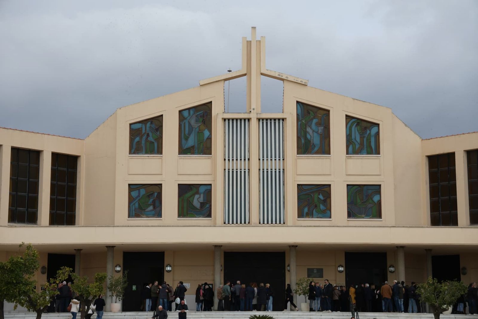 Numerosas personas acudieron a dar el último adiós al joven médico.