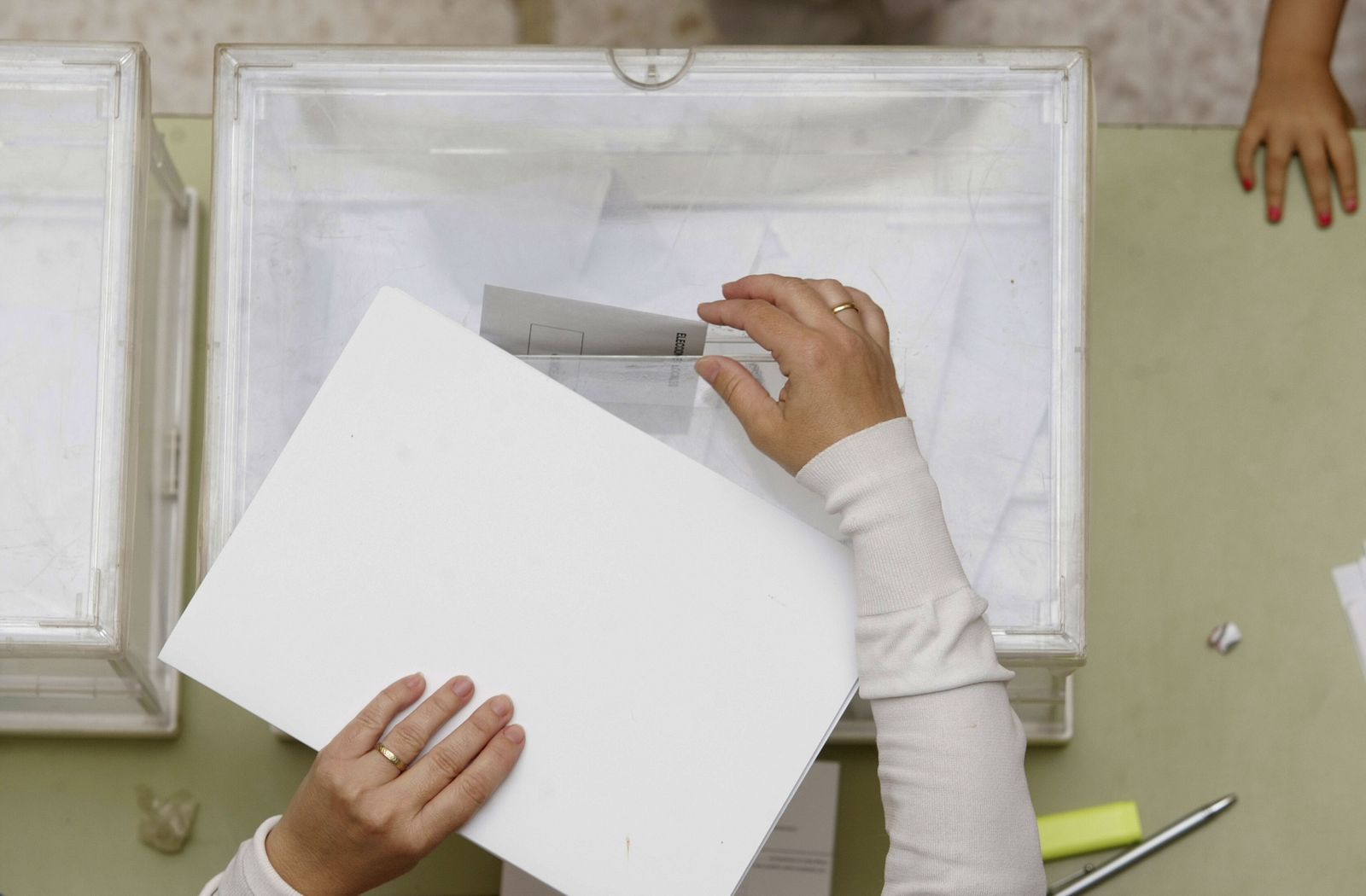 Persona introduciendo el voto en la urna
