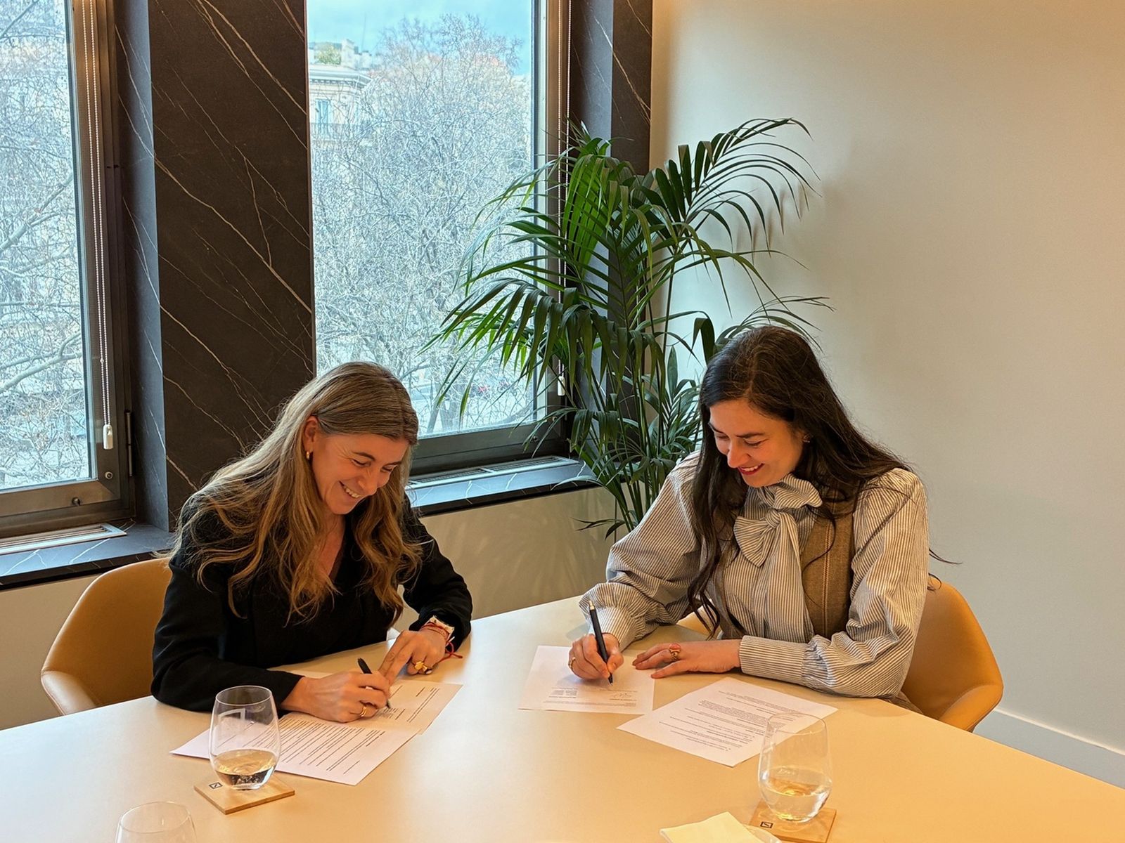 Firma del acuerdo entre Fundación Adecco y Women in Banking.