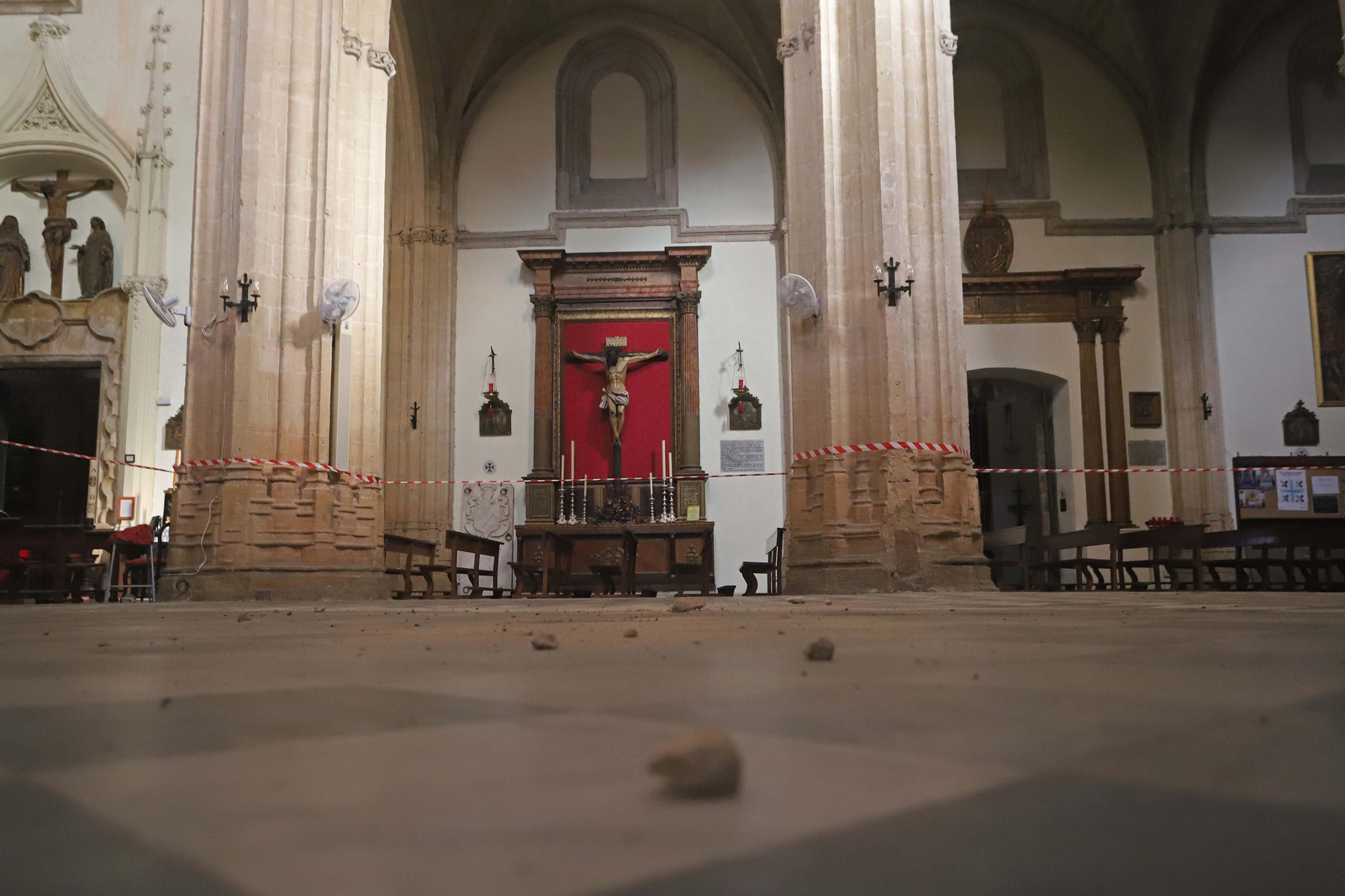 Fotos de los daños en las vidrieras de la iglesia de San Mateo, en Tarifa