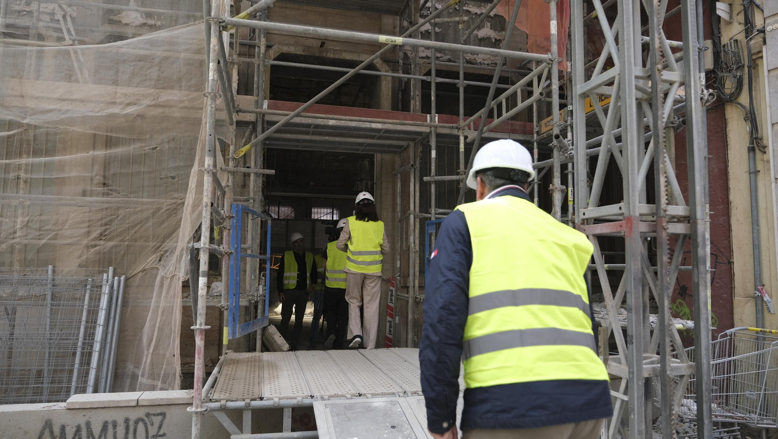Las mejores imágenes del derribo de la oficina central de Correos en Almería