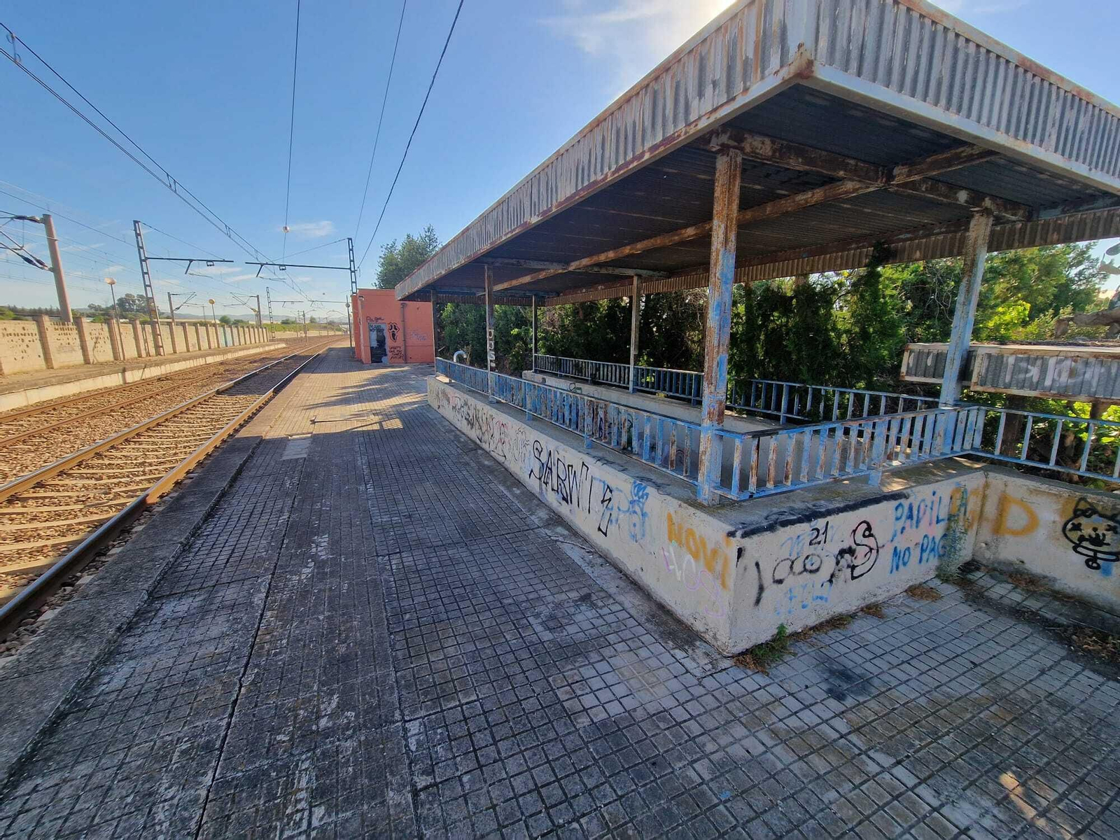 Estado actual de los accesos a la estación de Almodóvar del Río. Estado actual de los accesos a la estación de Almodóvar del Río.