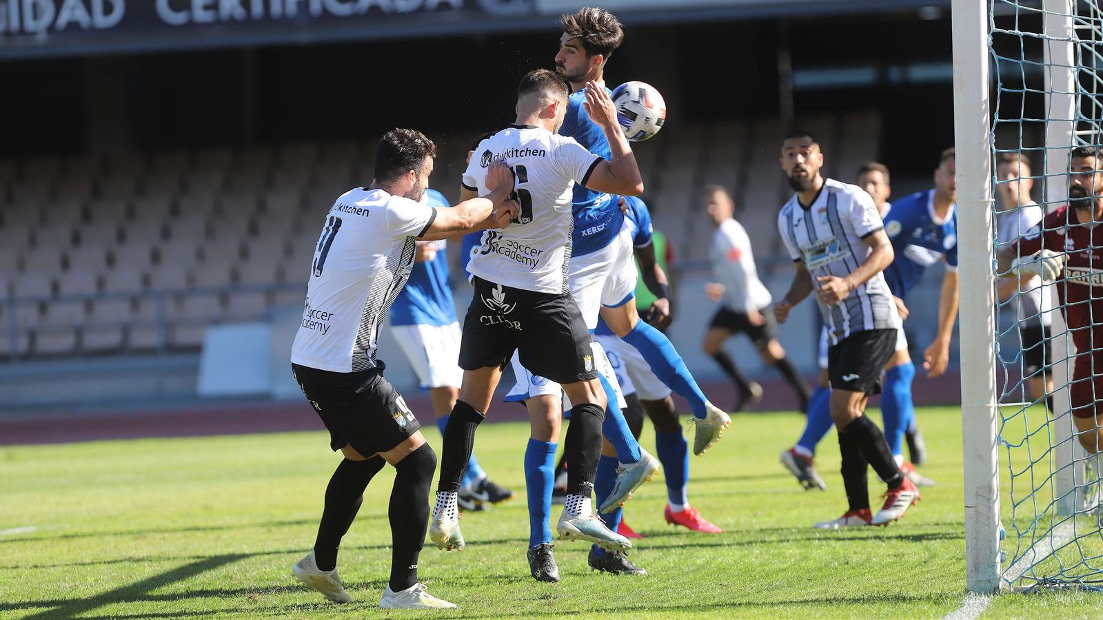 Chuma, rematando de cabeza en el momento del 1-2.