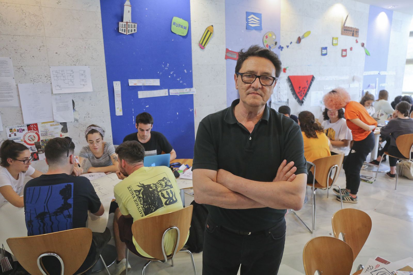 El diseñador Manuel Estrada (Madrid, 1953), en el Mupam, durante el desarrollo del taller.