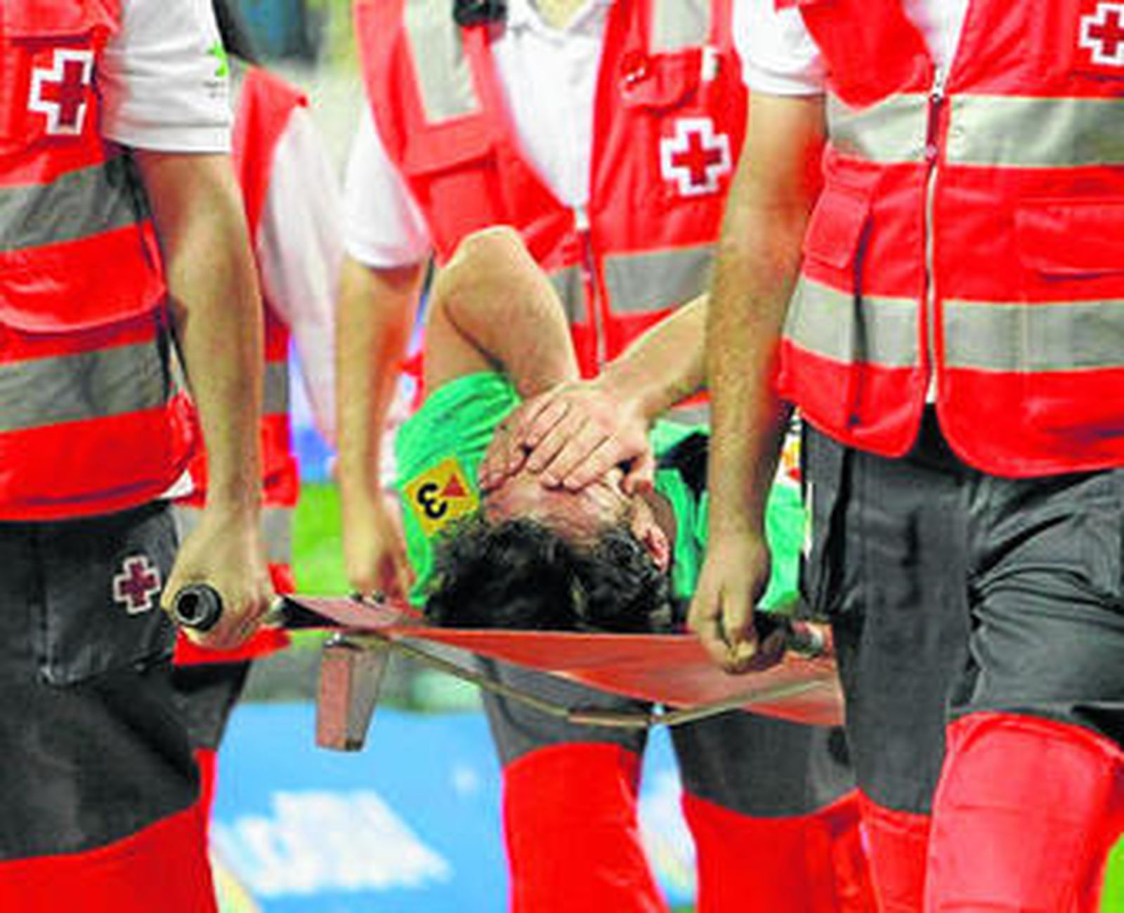 Messi se tuvo que retirar en camilla por la entrada del checo.