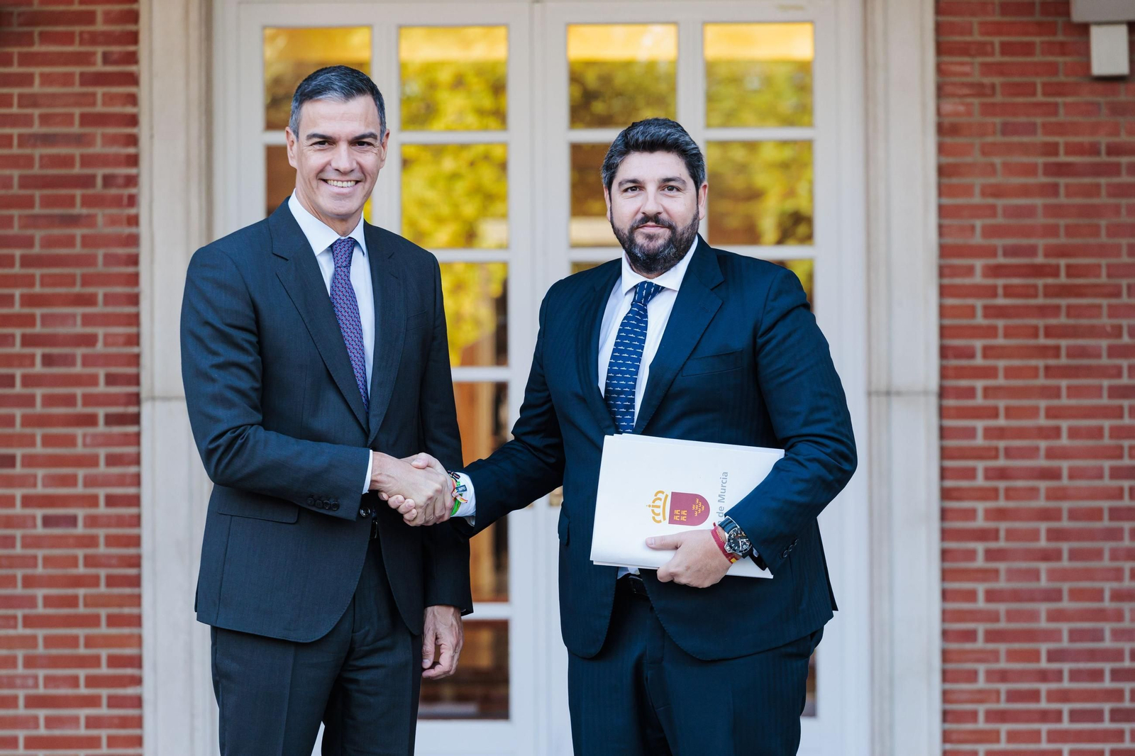 El presidente del Gobierno, Pedro Sánchez, recibe al presidente de Murcia, Fernando López Miras, en La Moncloa El presidente del Gobierno, Pedro Sánchez, recibe al presidente de Murcia, Fernando López Miras, en La Moncloa