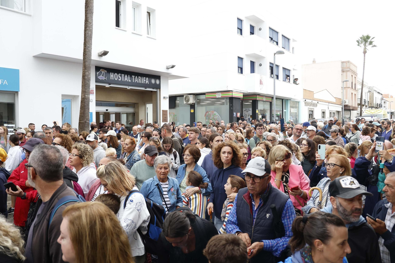 La Virgen de la Luz, patrona de Tarifa, regresa a su santuario entre el fervor y la lluvia