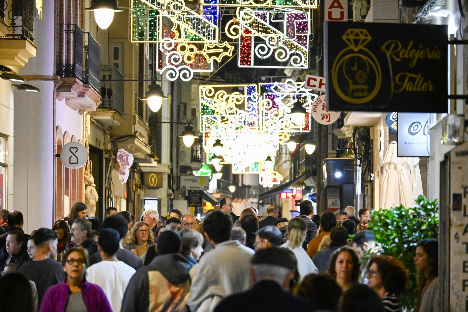 Imágenes de la nevada y alumbrado navideño en Huelva
