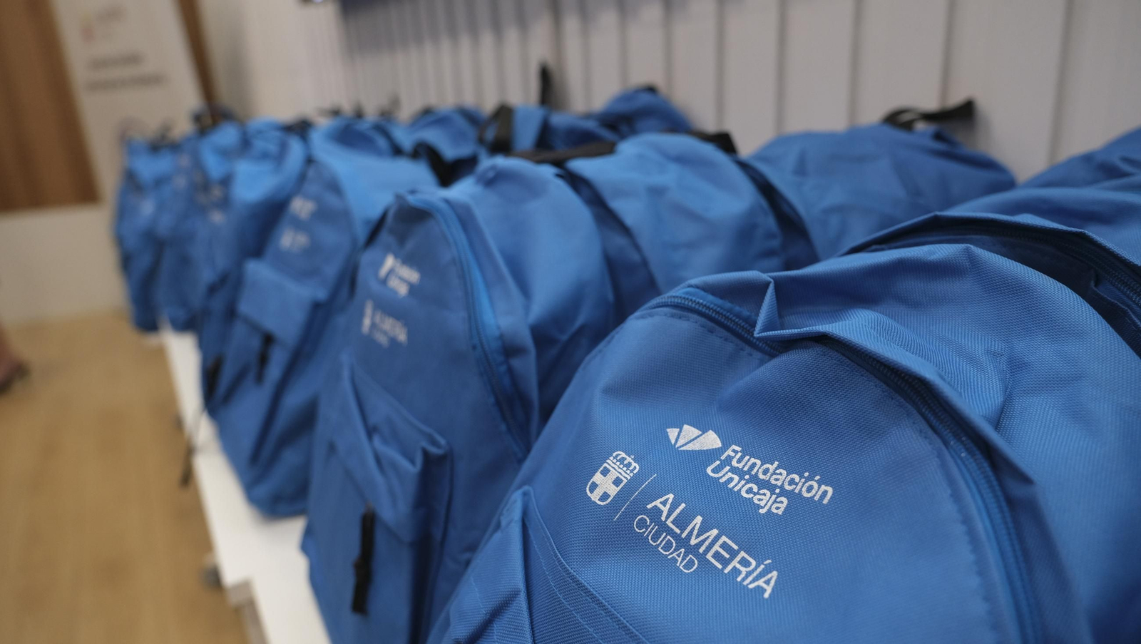 Entrega de material escolar a familias vulnerables, en imágenes