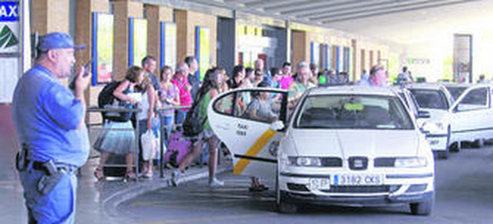 Un policía observa el funcionamiento de la parada de taxis de la estación.