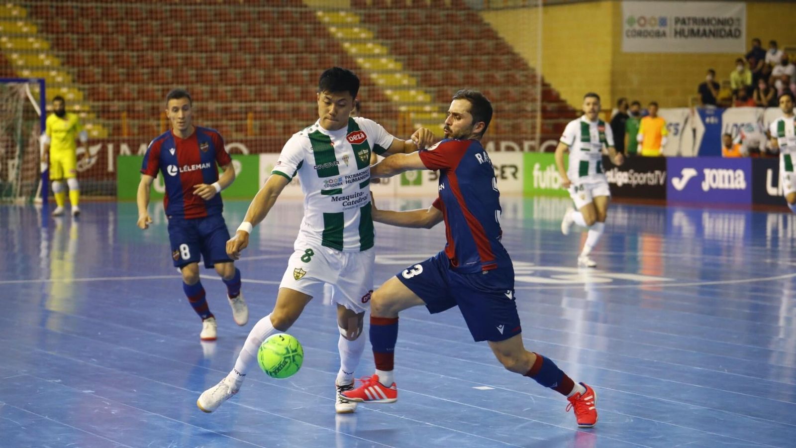 Shimizu intenta sacar el disparo, con el levantinista Rafa Usín en la marca.