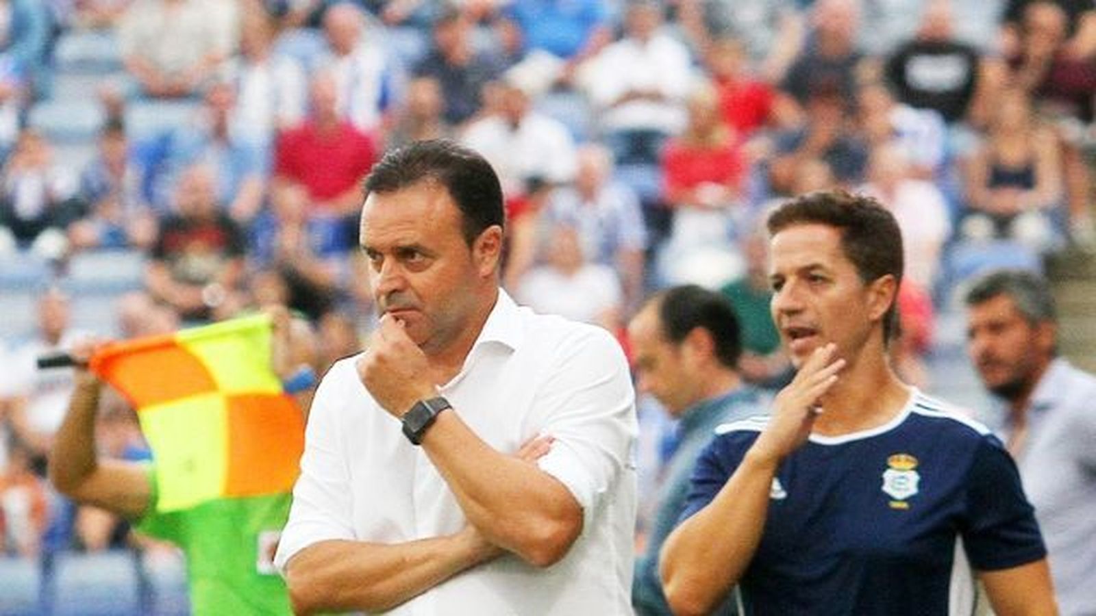 José María Salmerón observa un partido desde la banda