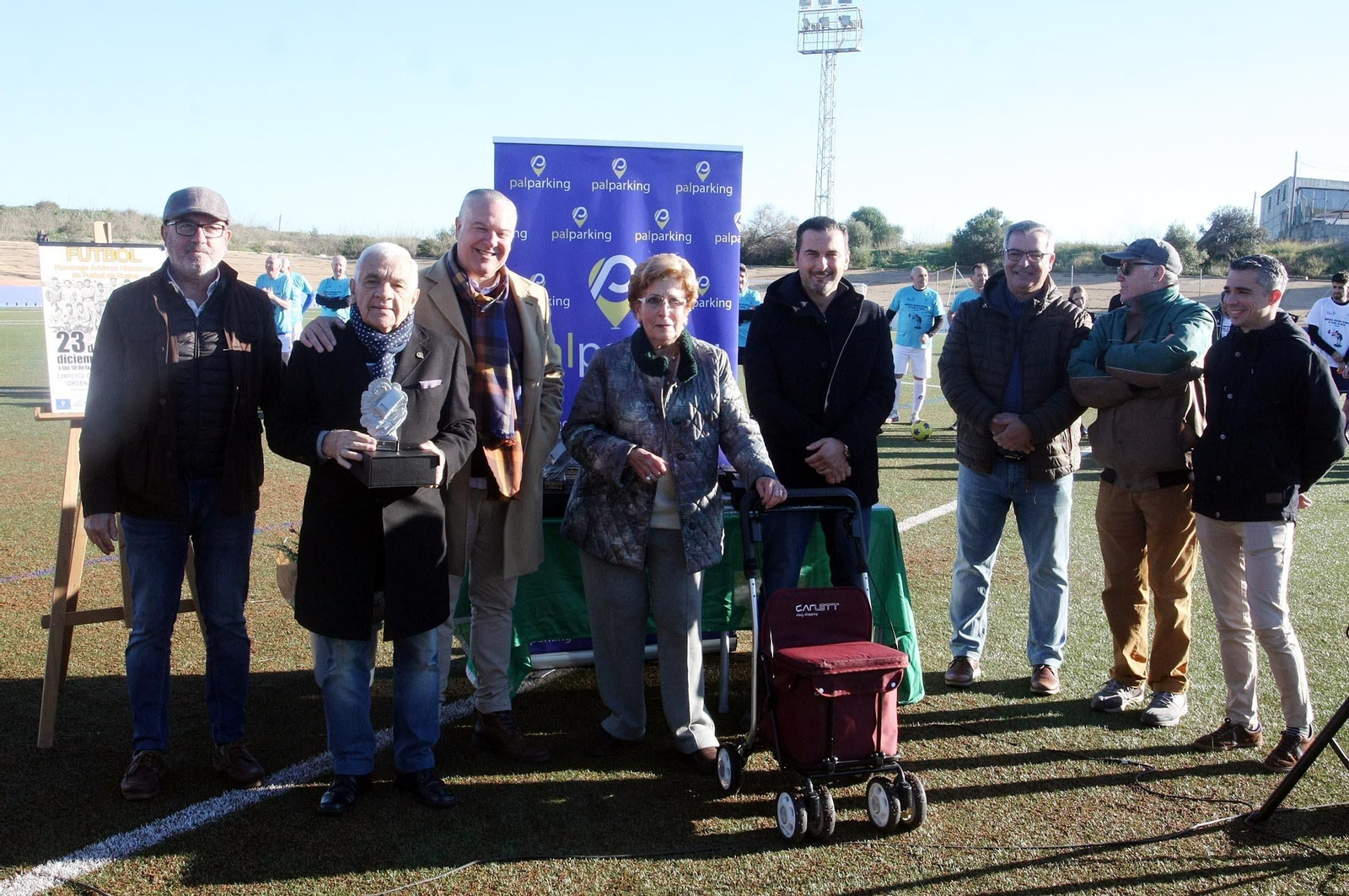 Imágenes del partido homenaje a los árbitros históricos de fútbol de Huelva