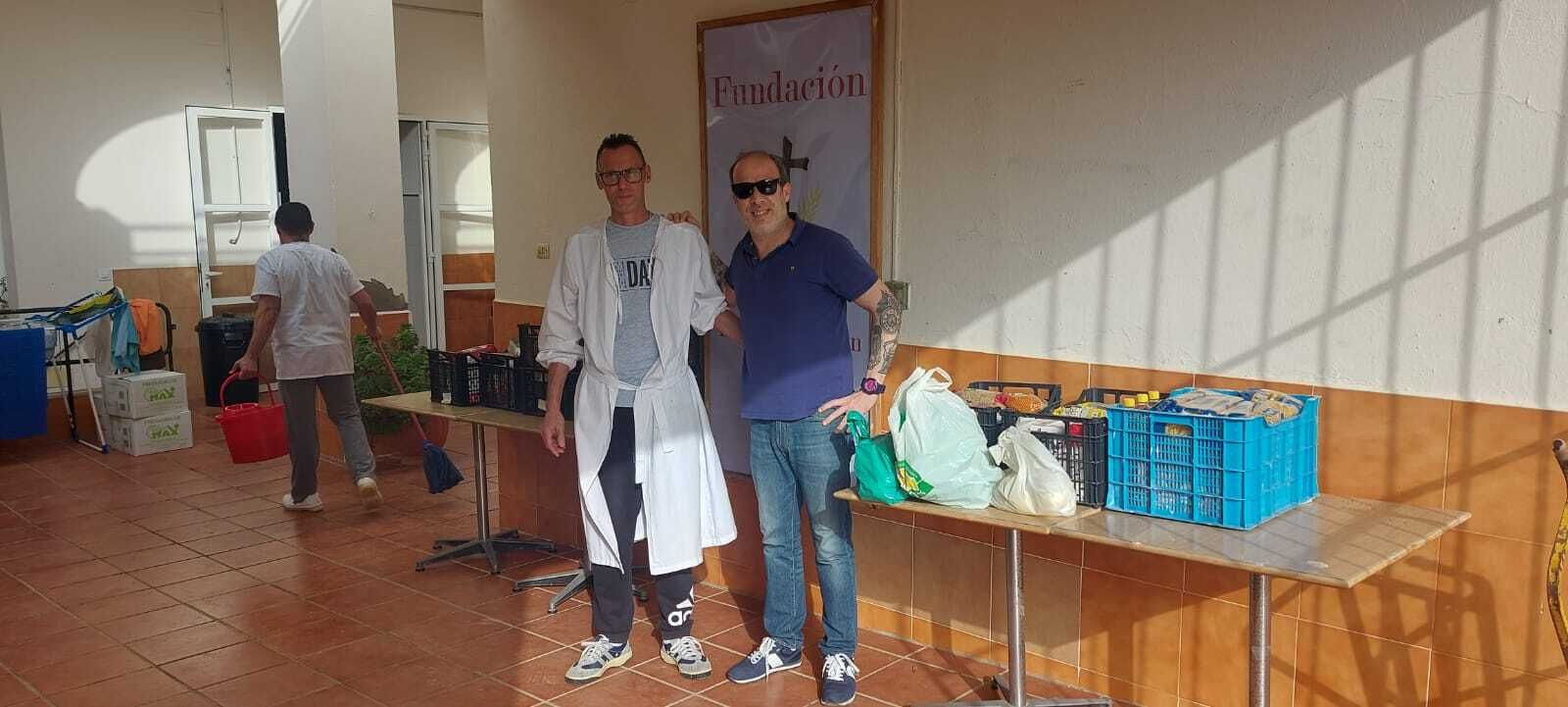 Un momento de la entrega solidaria.