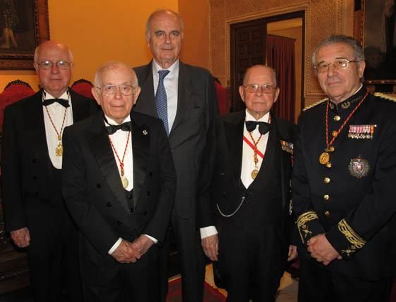 José Luis Serrera Contreras, vicepresidente de la Real Academia de Medicina de Sevilla, con los académicos de Legislación y
Jurisprudencia José Manuel Vázquez Sanz, Manuel de Cossío, Mariano Monzón y el general José Rojas Caro.

Foto: Victoria Ramírez