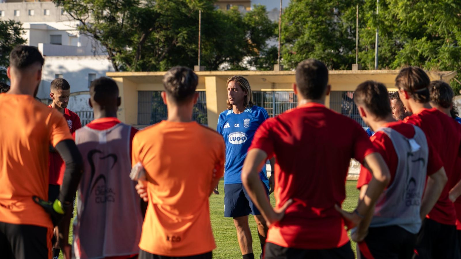 Checa conversa con sus jugadores en el inicio del entrenamiento en el Pedro Garrido.