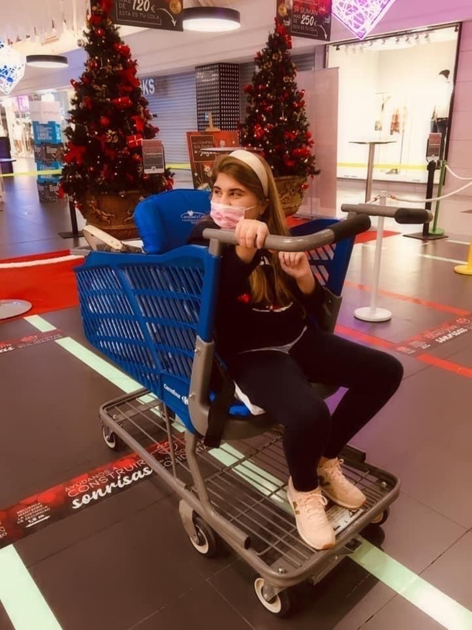 Mariquilla, en el carro de compras adaptado a su discapacidad fabricado por Carrefour.