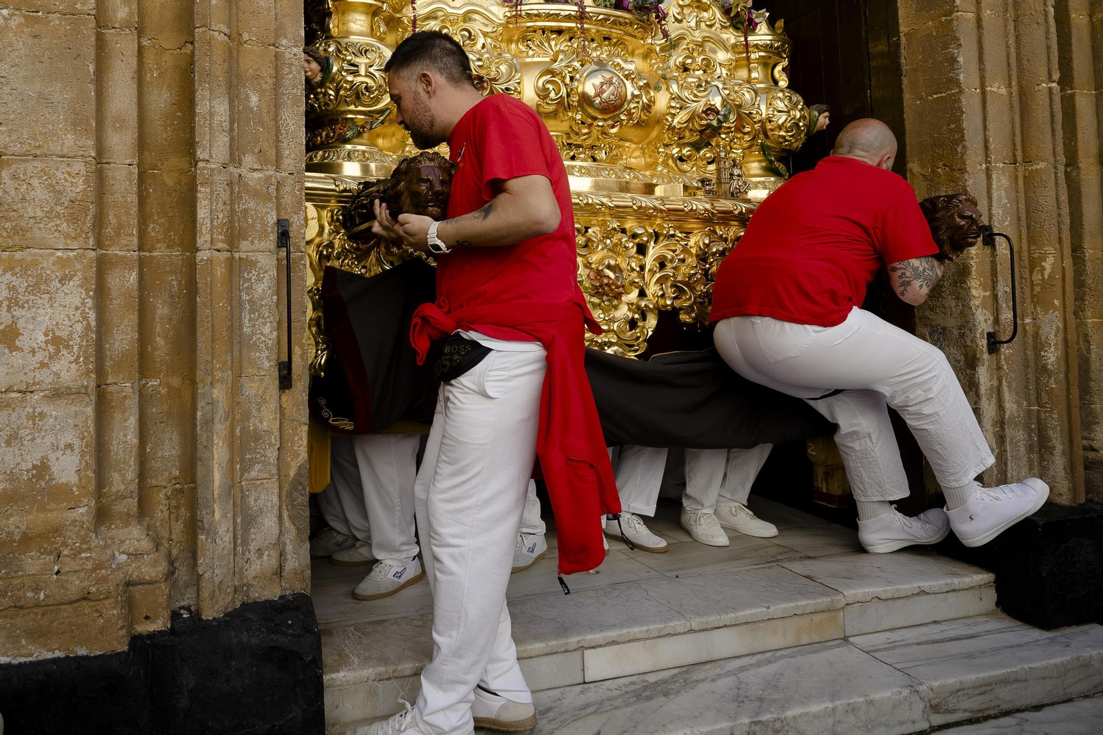 Imágenes de la salida de Sentencia en la Semana Santa de Cádiz 2025
