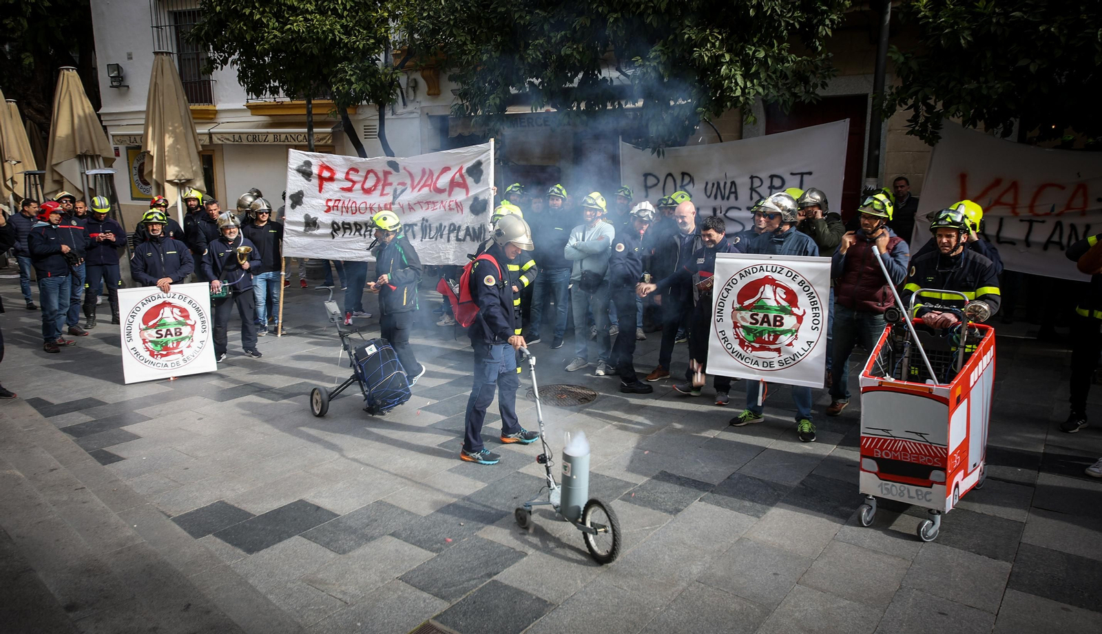 Los bomberos de Jerez marchan hasta el Ayuntamiento