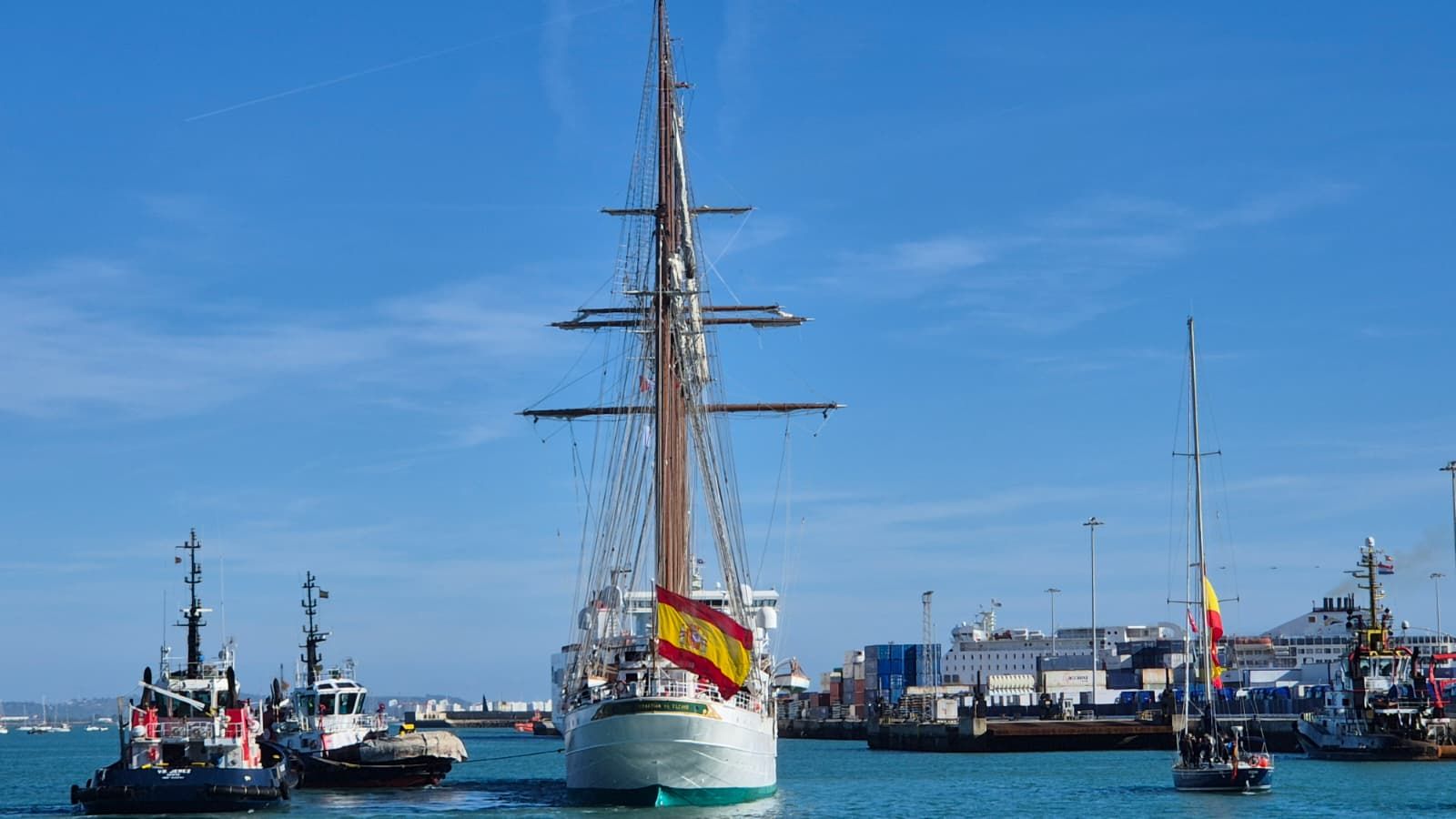 El buque 'Juan Sebastián de Elcano', en el puerto de Cádiz para partir en nueva travesía.mp4