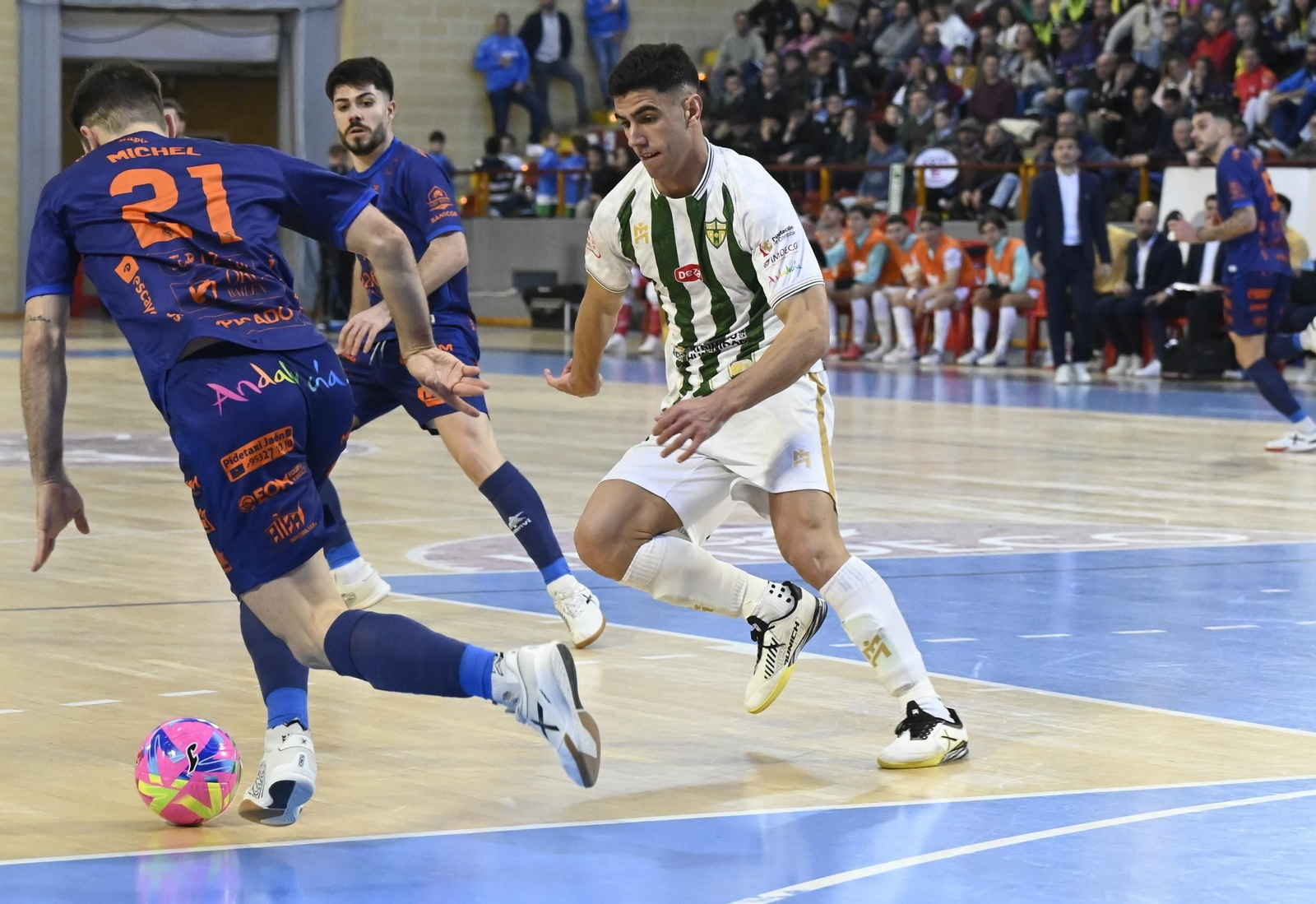 Las mejores fotos del ambiente en Vista Alegre para el Córdoba Futsal - Jaén
