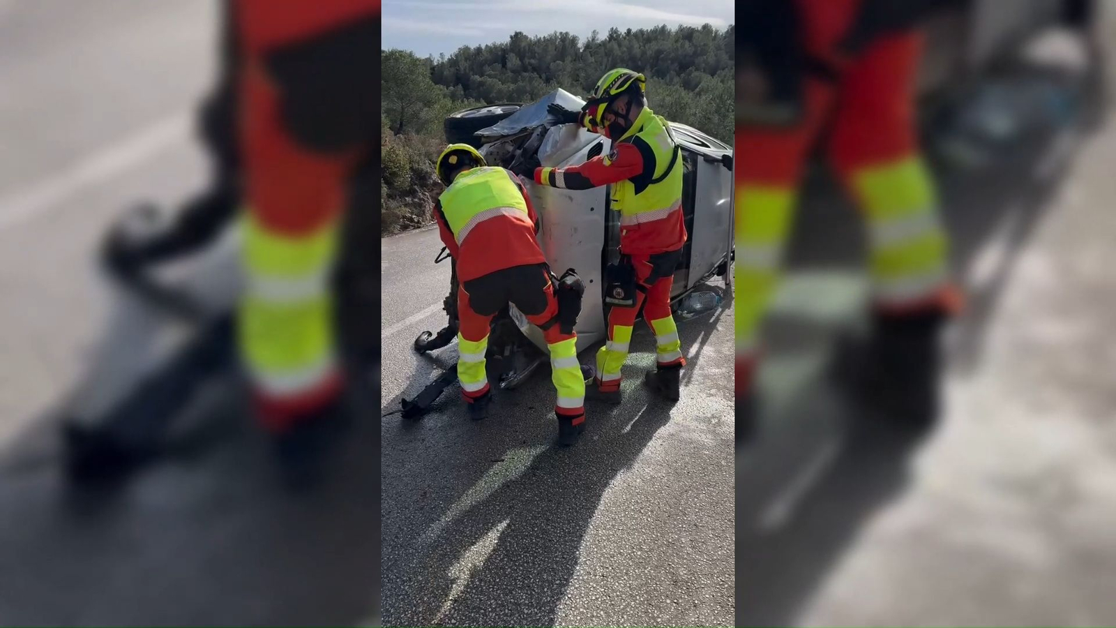Un bombero enumera contras de la baliza V16 frente a los triángulos para ciertos accidentes de tráfico