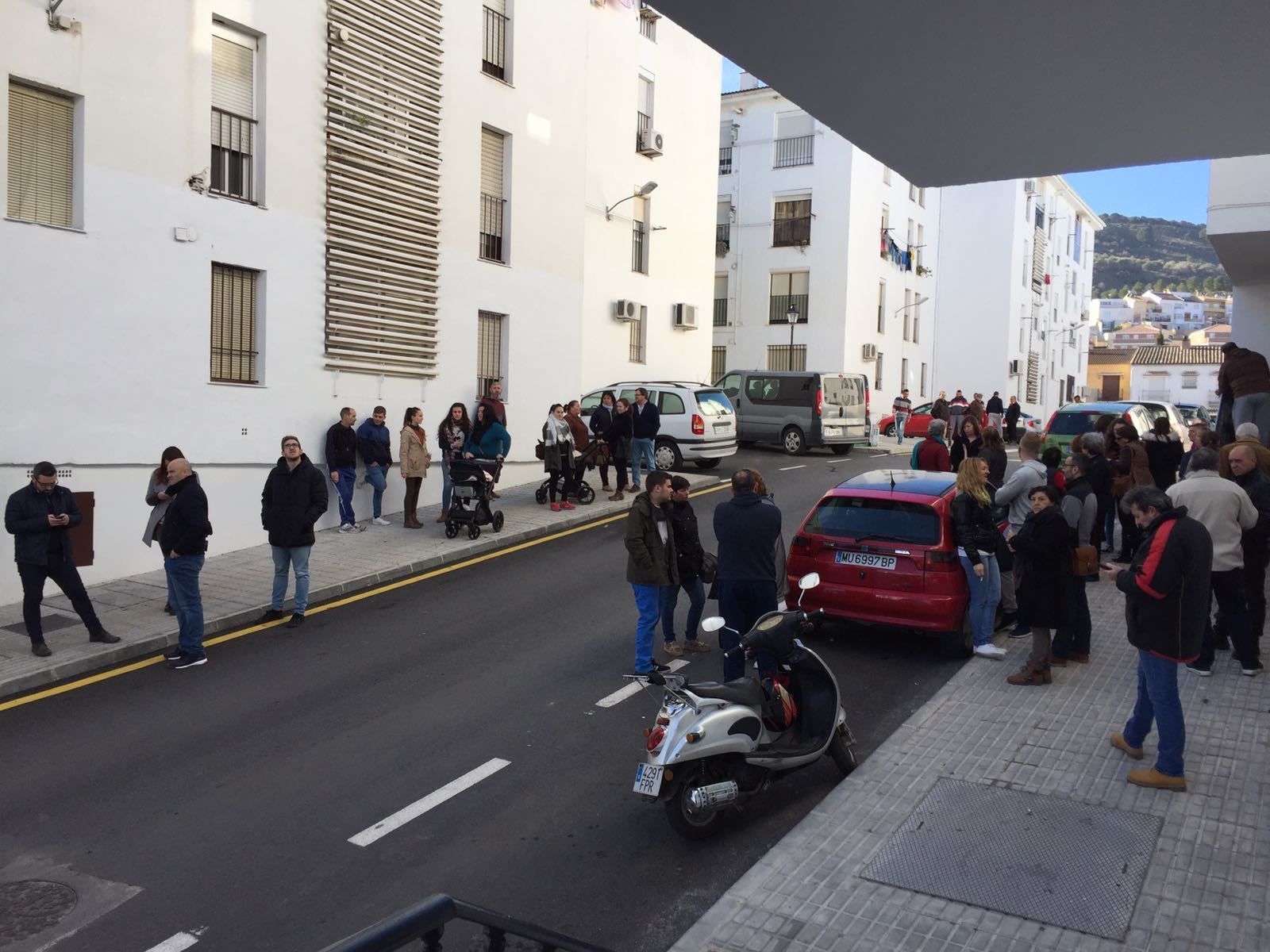 Vecinos y colectivos, ayer, concentrados a las puertas de la vivienda.