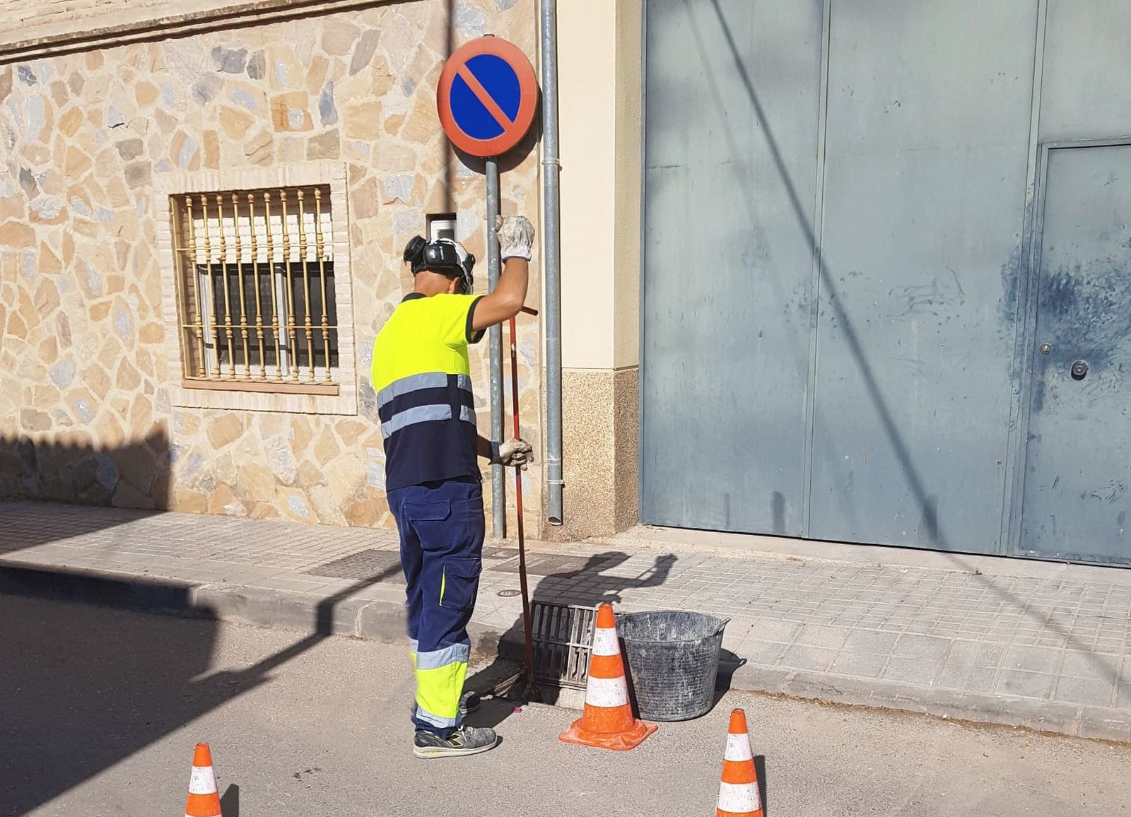 Limpieza de imbornales en Montilla.