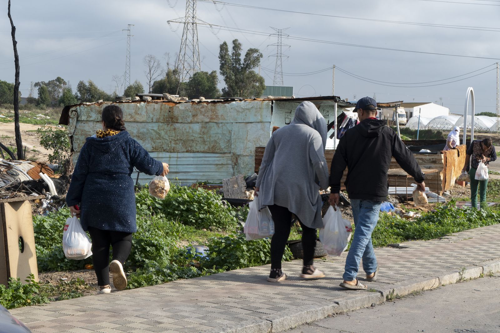 Reparto de alimentos en un asentamiento de la provincia onubense.