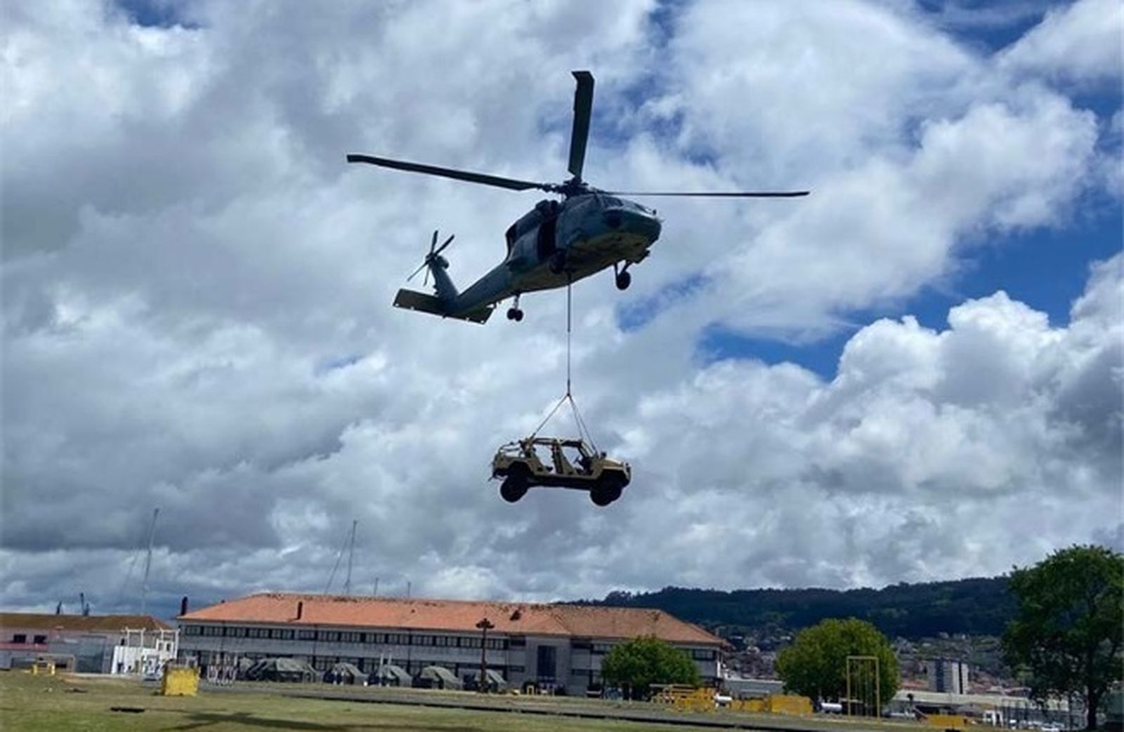 Un helicóptero de la Quinta Escuadrilla levantando un VLOE 'Netón' de la Fuerza de Guerra Naval Especial