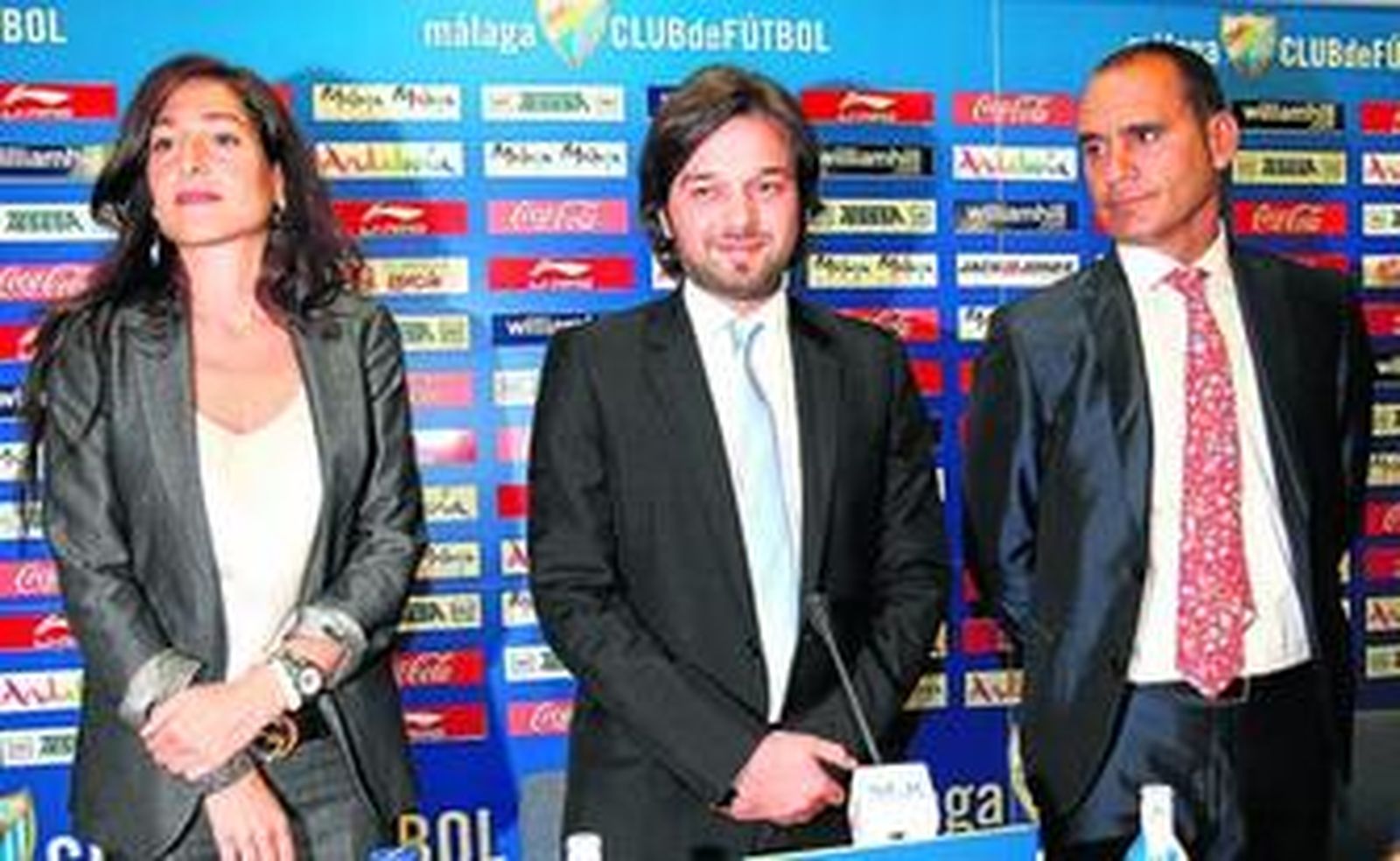 Yasmin Al Sahoud, Abdullah Ghubn y Javier Amantegui, en una comparecencia en La Rosaleda.