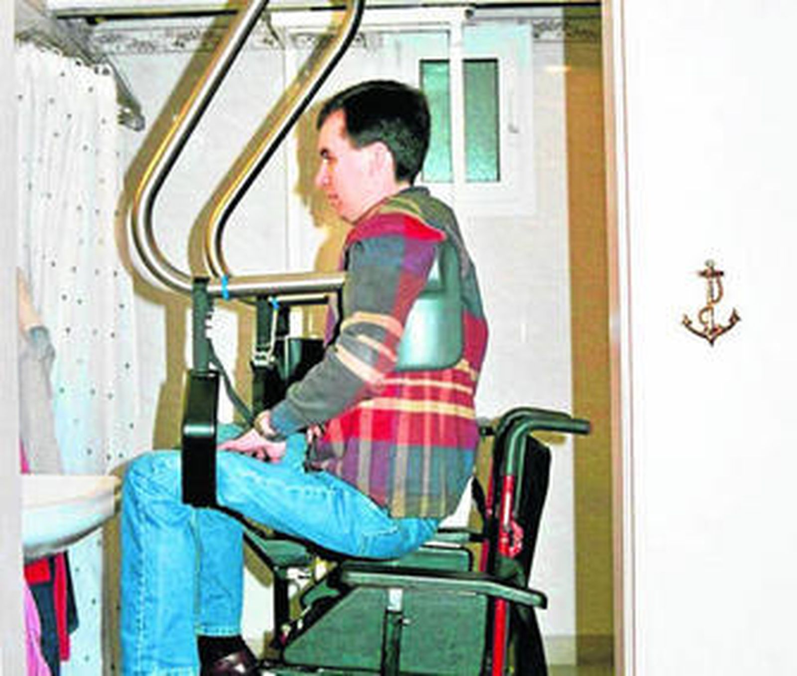 Joaquín Romero, afectado de esclerosis múltiple y fundador de BJ-Adaptaciones junto con su hermano Borja, en el baño de su casa.